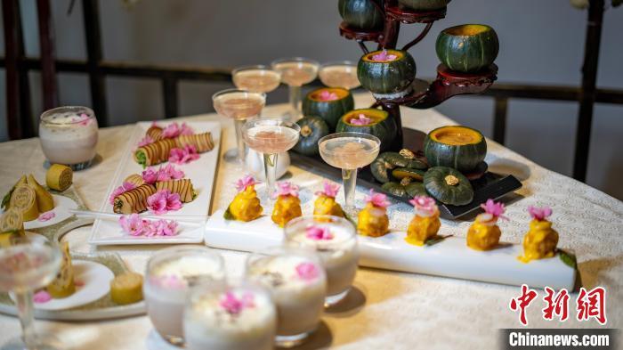 3月9日，云南昆明，烹饪大师陈生合以樱花为食材制作了樱花宴。受访者供图