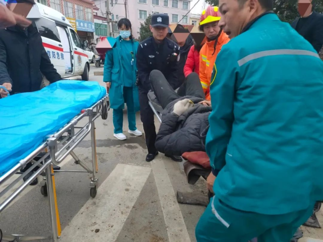 信阳平桥：老人骑三轮车不慎侧翻 民警及时救助
