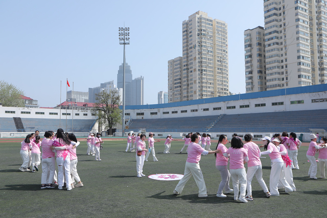 山东：烟台市女企业家协会举行春季趣味运动会